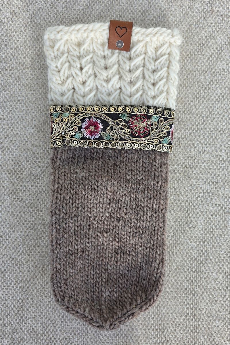 Benedictes Pyntevotter Beige fra Knit by Ruth