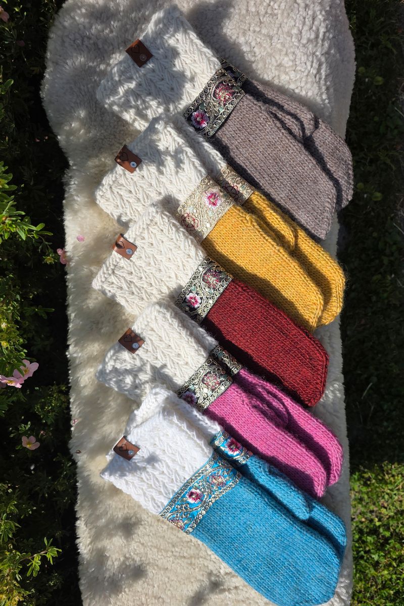 Benedictes Pyntevotter Mørk Rød fra Knit by Ruth