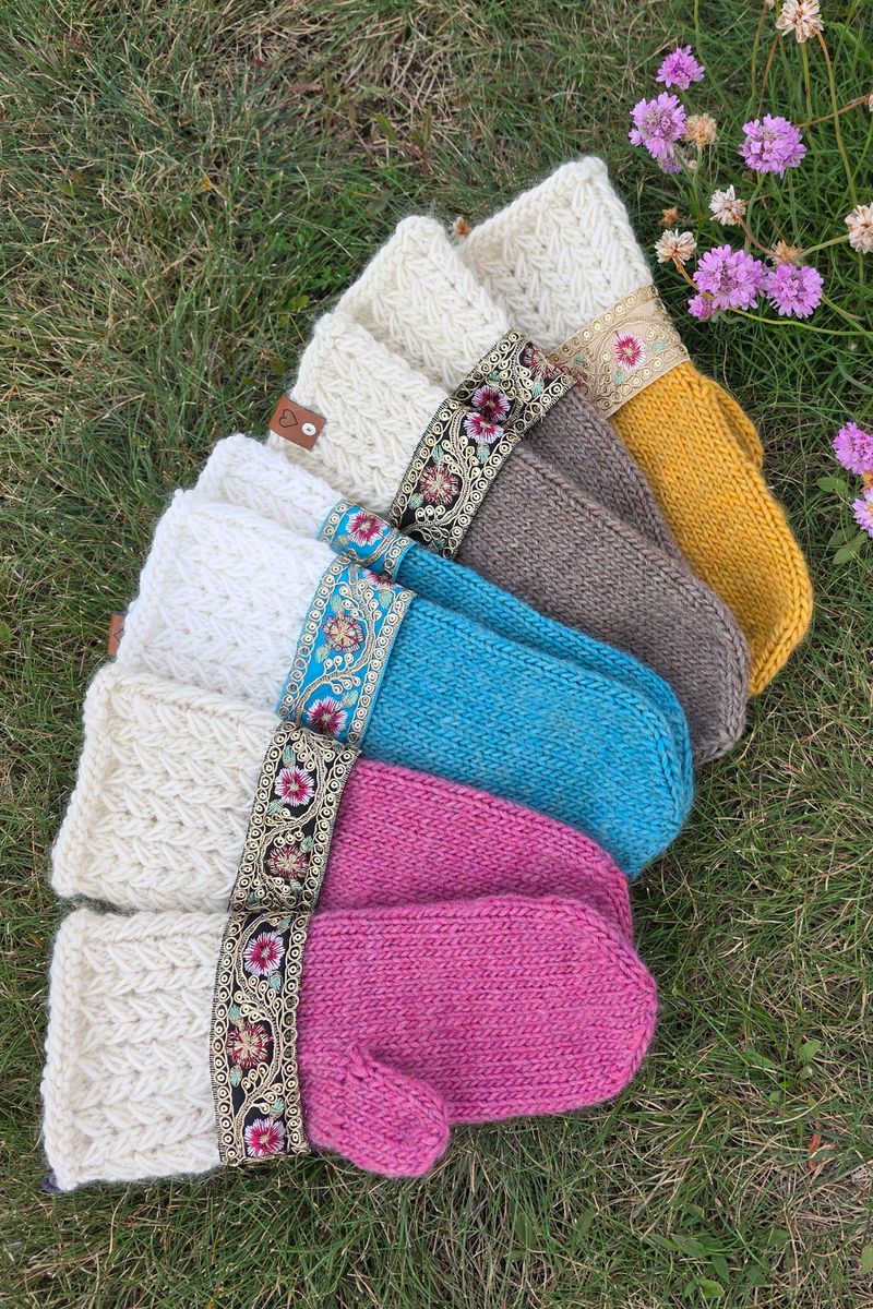 Benedictes Pyntevotter Cerise fra Knit by Ruth