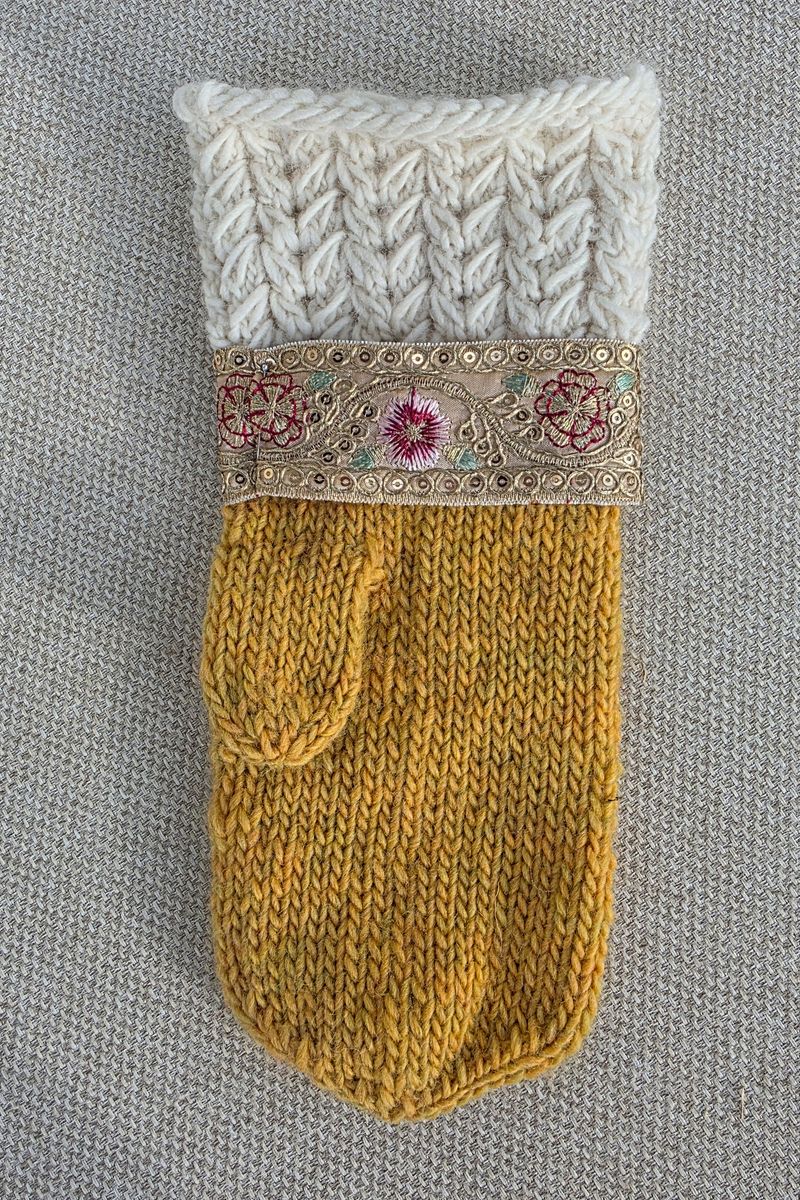 Benedictes Pyntevotter Oker fra Knit by Ruth