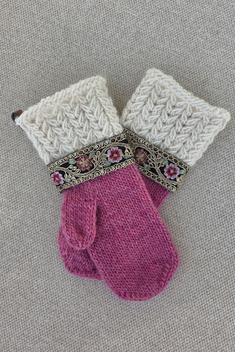 Benedictes Pyntevotter Cerise fra Knit by Ruth